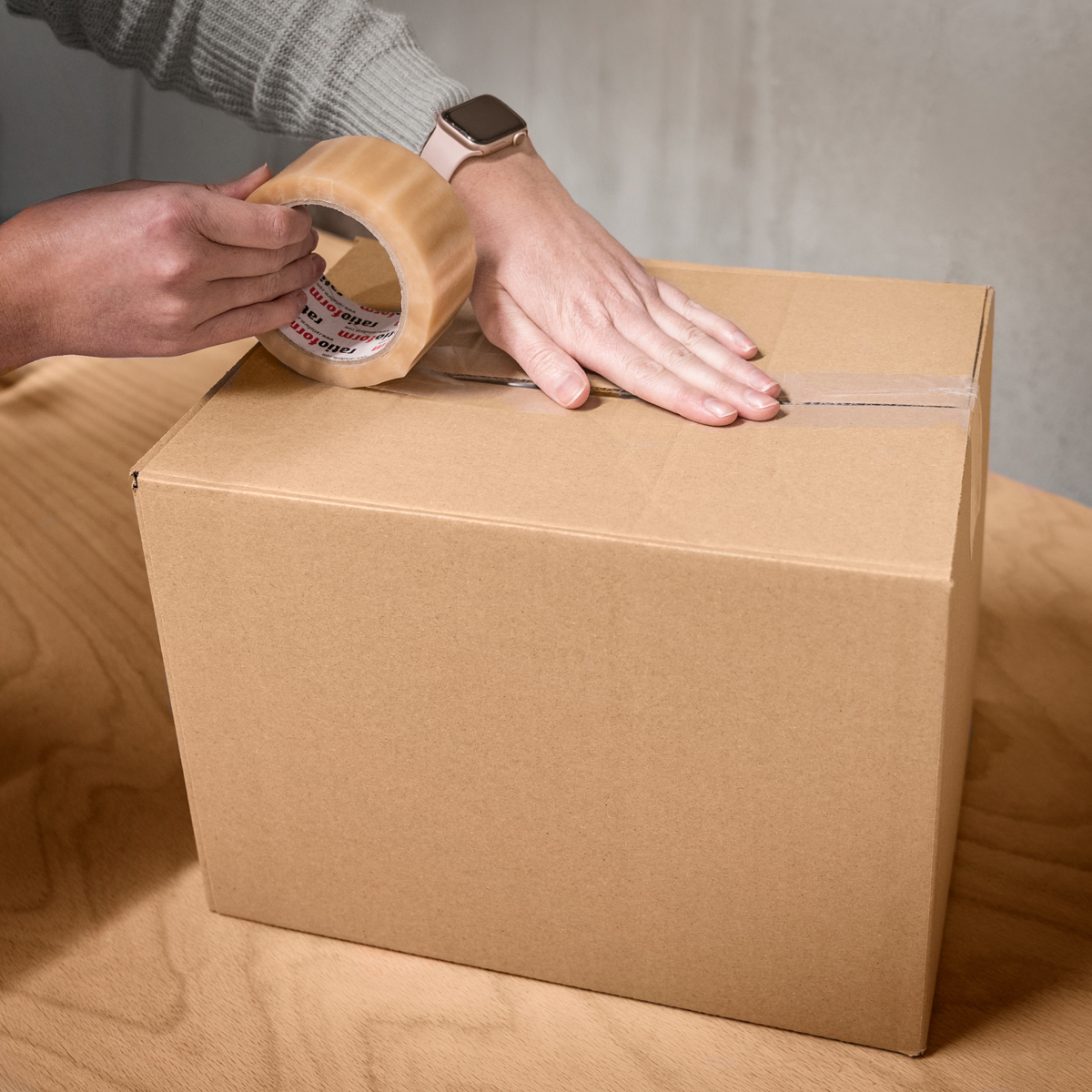 Enfin, placez le formulaire de r&eacute;paration rempli dans le colis et fermez le carton