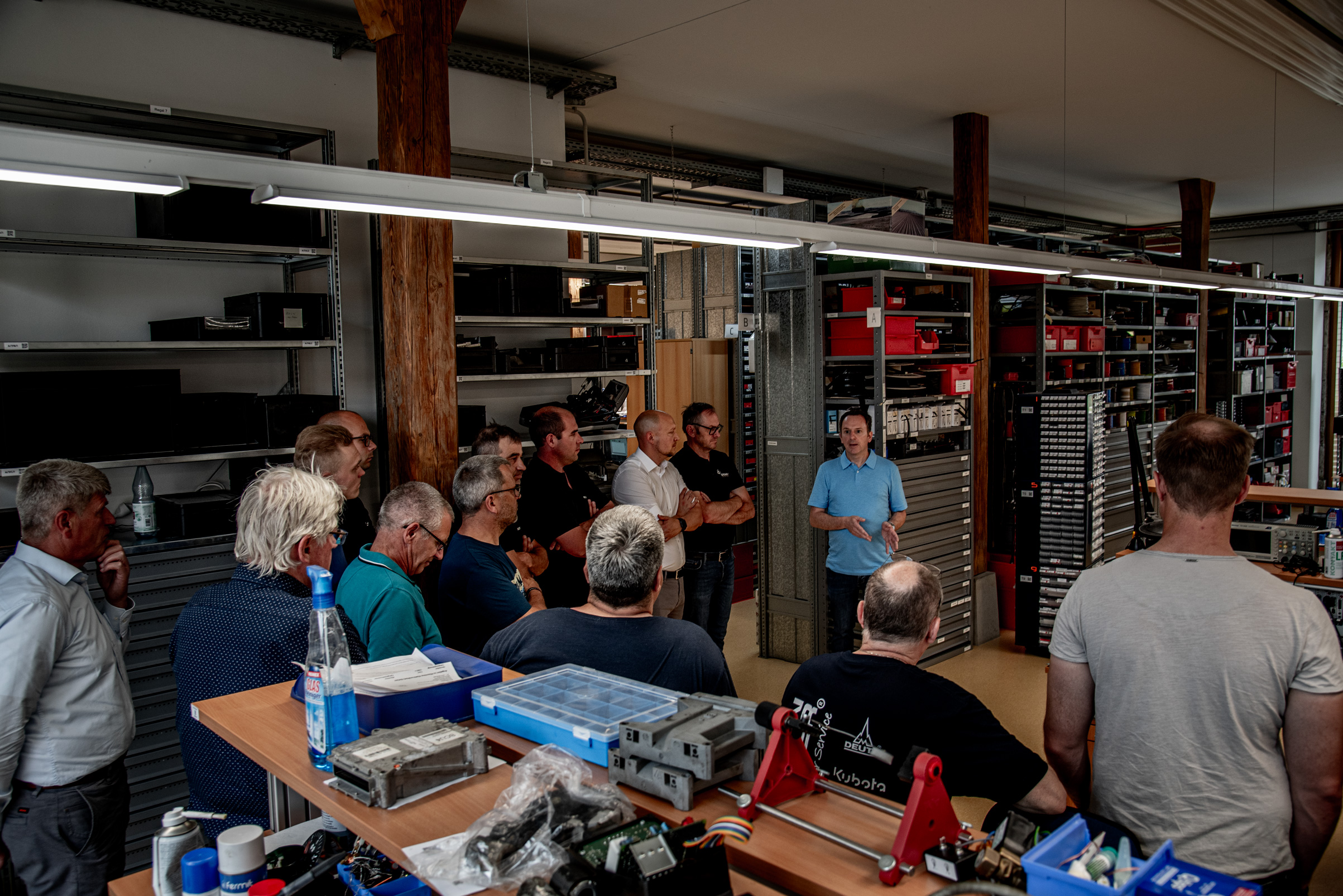 Stützpunktveranstaltung zur Reparatur von Baumaschinenelektronik